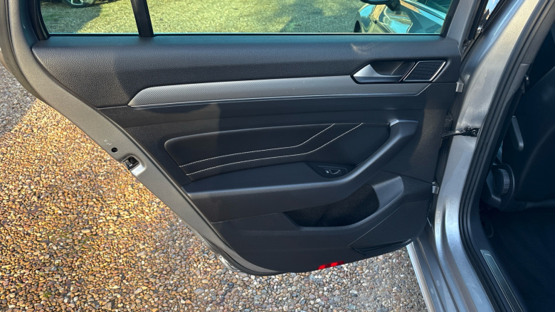 Volkswagen Passat 2.0 TDI EVO SCR R-Line 5dr DSG Diesel Estate